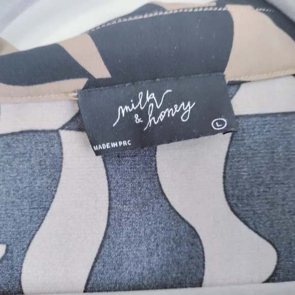 ✨ 3/$15 Milk & Honey Funky Geometric Print Blouse - Picture 4 of 4